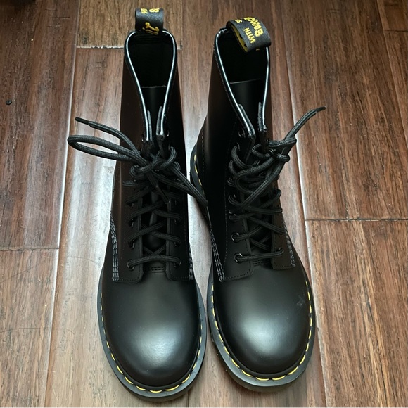 NWT Dr. Martens Women's 1460 Smooth Leather Lace Up Boots Sz 7 Black - Picture 2 of 10